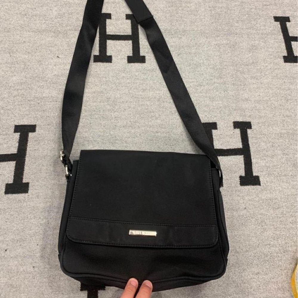 Nine West black crossbody bag with full wallet compartment. Gorgeous! Adjustable